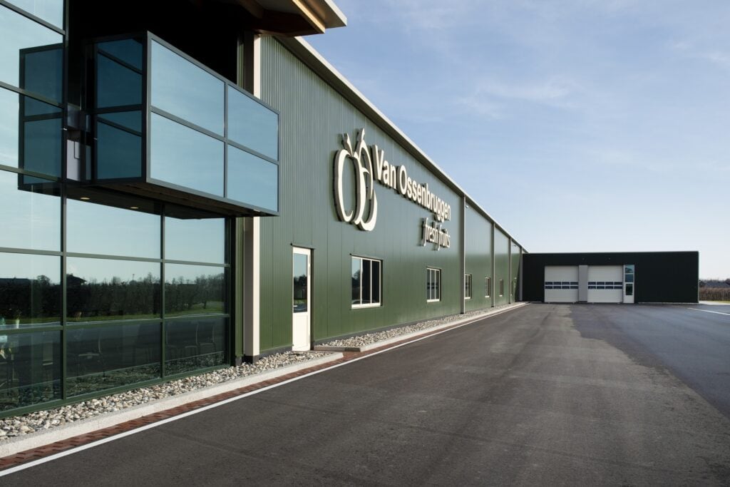 Modern bedrijfsgebouw van JCVANKESSEL BOUW met grote ramen en logo.