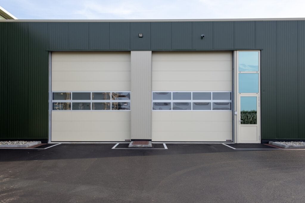 Duurzame industriële garagedeuren bij JCVANKESSEL BOUW.