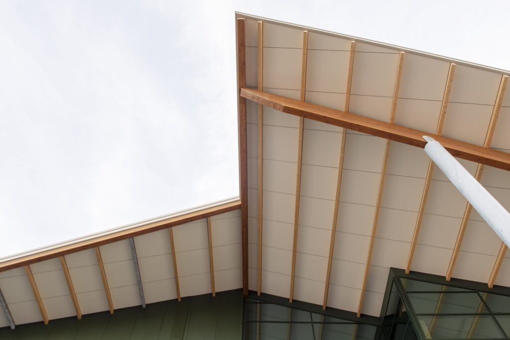Uitzicht op de houten en stalen bouwstructuur van een nieuw project.