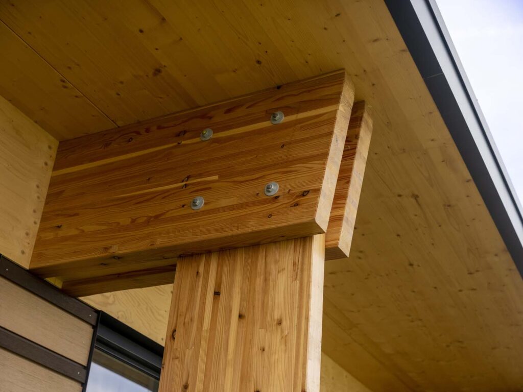 Houten gevel met stevige houten balken en bevestigingsmiddelen, perfect voor duurzame bouwprojecten.