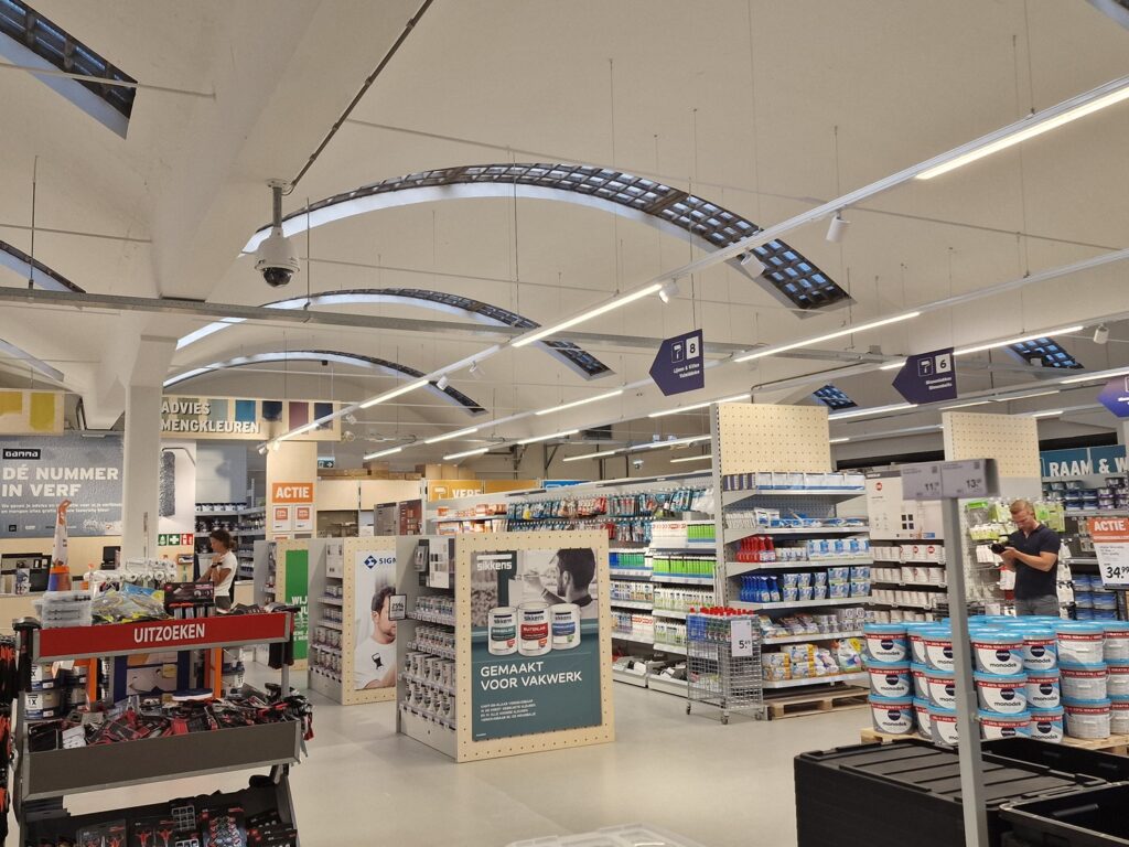 Gamma in aanbouw, JCVANKESSEL BOUW, met moderne inrichting en bouwmaterialen.
