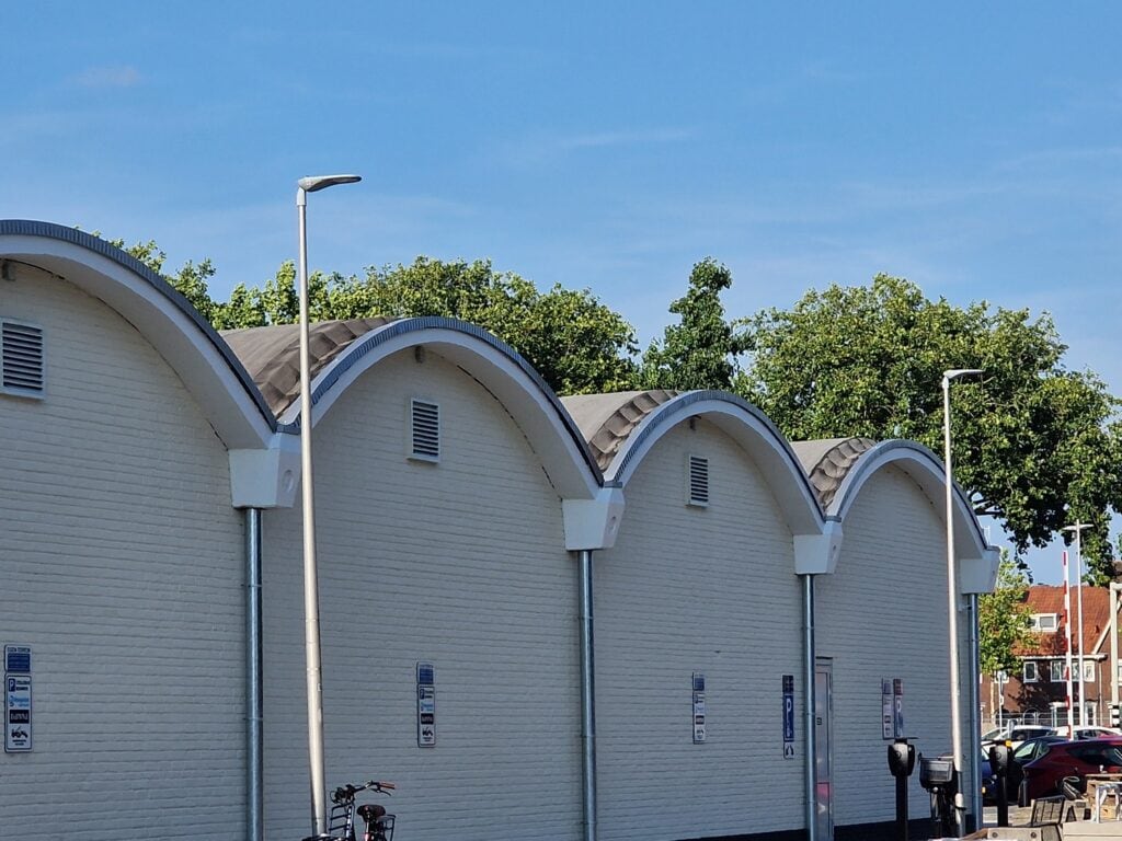 Moderne opslagloodsen met boogvormige daken, gebouwd door JCVANKESSEL BOUW, geschikt voor opslag en.