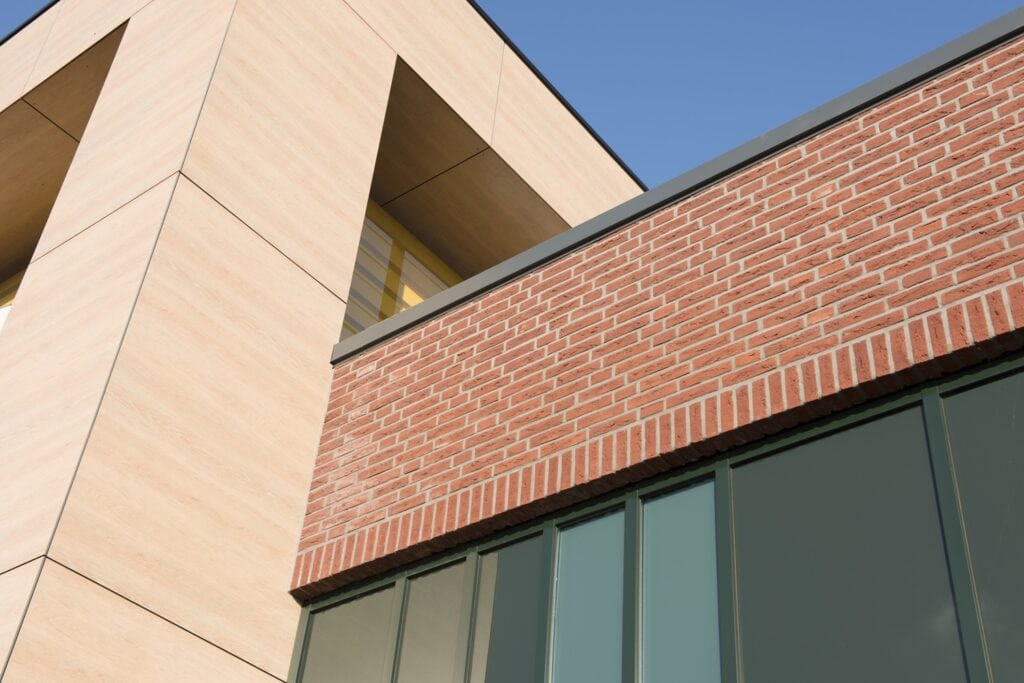 Moderne kantoorgebouw met combinatie van bakstenen en glas, gebouwd door JCVANKESSEL BOUW.