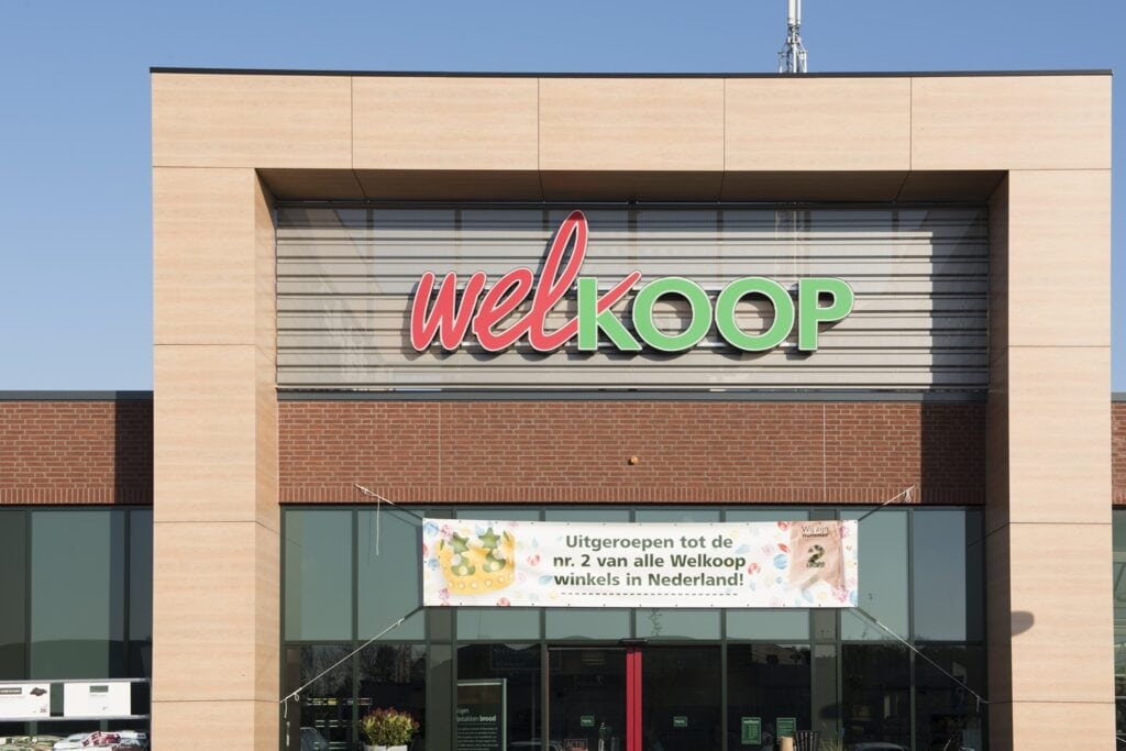 Winkelcentrum Welkoop met opvallende gevel en winkelnaam Welkoop in Nederland.
