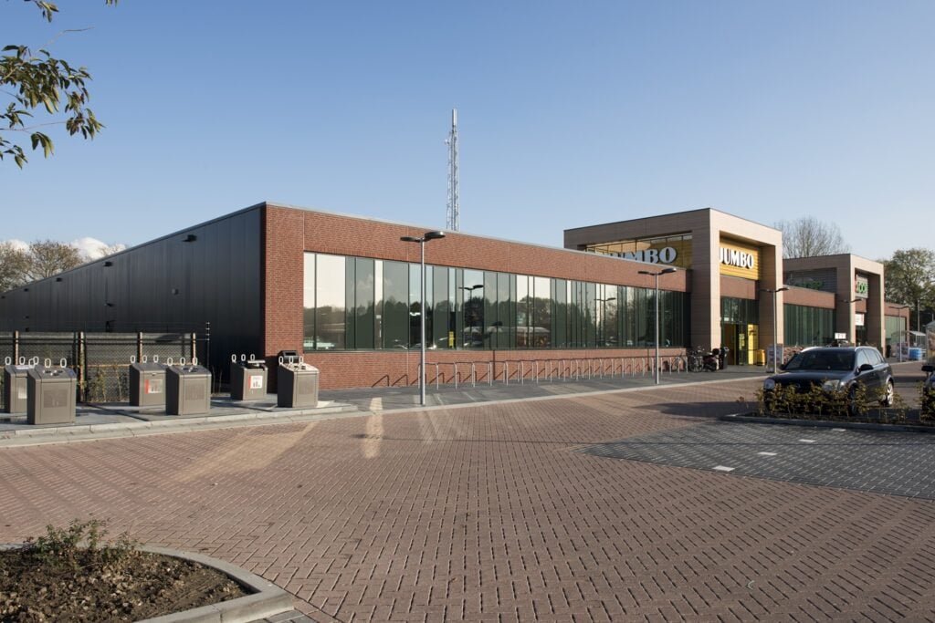 Modern bedrijfsgebouw gebouwd door JCVANKESSEL BOUW met grote ramen en strakke architectuur.