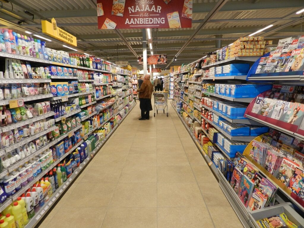 Winkelgang met huishoudproducten en tijdschriften bij JCVANKESSEL BOUW.