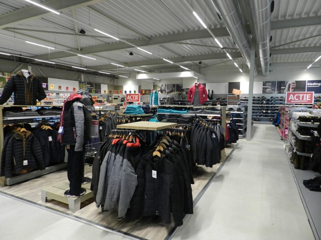 Winkel met kleding en actieaanbiedingen bij JCVANKESSEL BOUW.