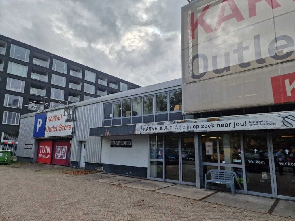 Outlet winkel van JCVANKESSEL Bouw met grote reclameborden en entree.