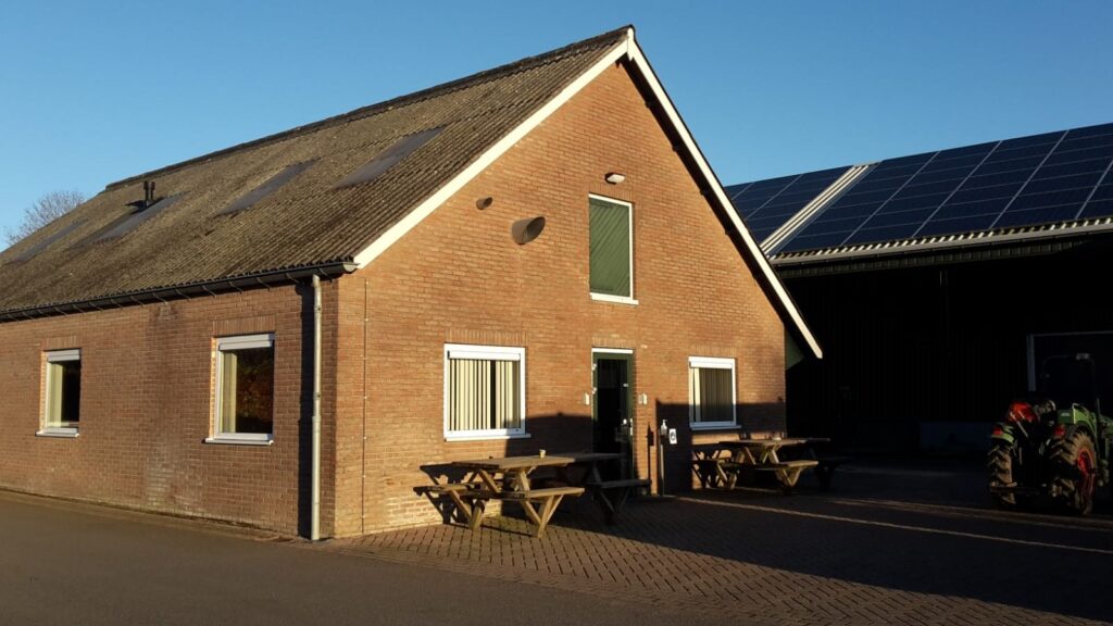 Duurzaam huis met zonnepanelen en traditionele bakstenen gevel.