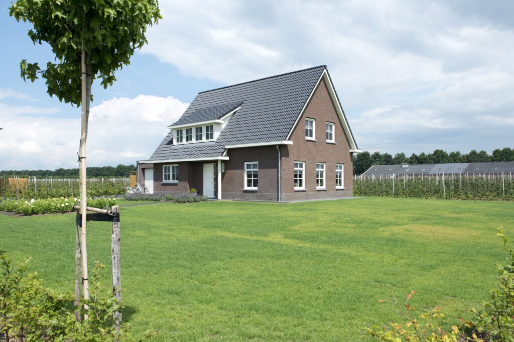 Vrijstaande moderne woning met tuin en groene omgeving.
