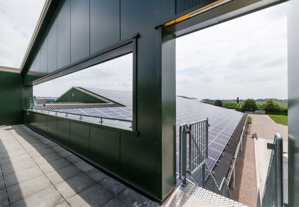 Moderne gebouw met zonnepanelen voor duurzame energie.