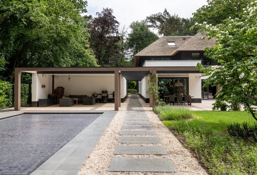 Modern huis met buitenverblijf en tuin, perfect voor ontspanning en entertainment.