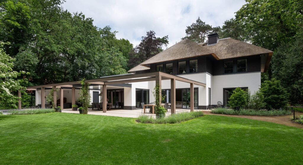 Moderne vrijstaande woning met ruime tuin en terras, gebouwd door JCVANKESSEL BOUW, perfect voor com.
