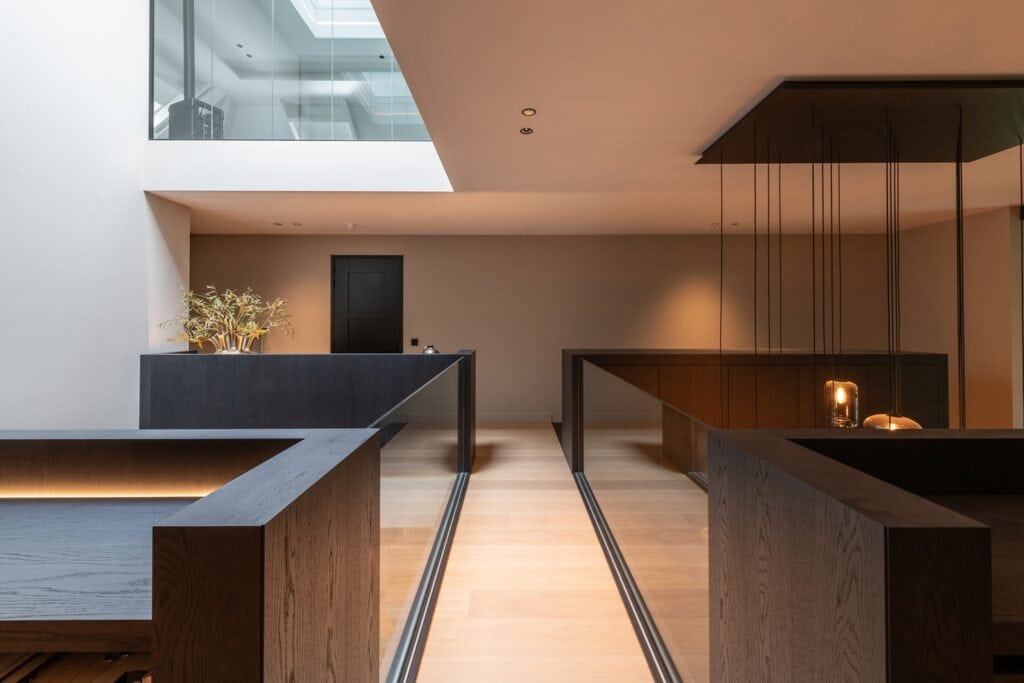 Moderne binnenruimte met houten details en strakke architectuur, perfect voor luxe woningbouw.