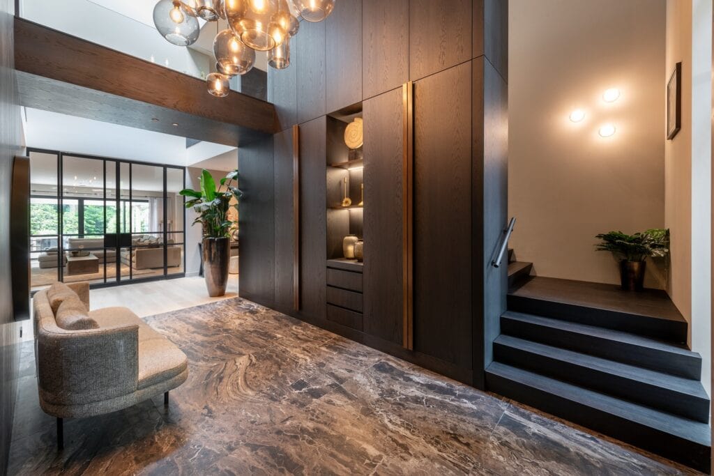 Interieur met houten wand, marmeren vloer en stijlvolle verlichting.