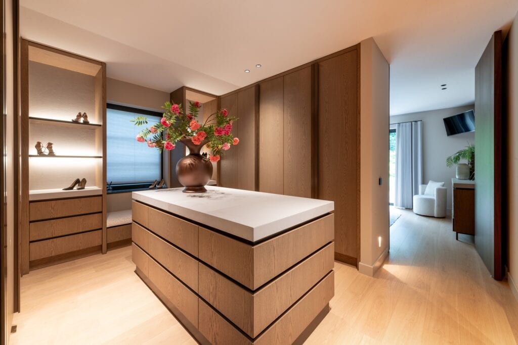 Moderne keuken met houten kasten en centraal eiland, stijlvolle en functionele inrichting.