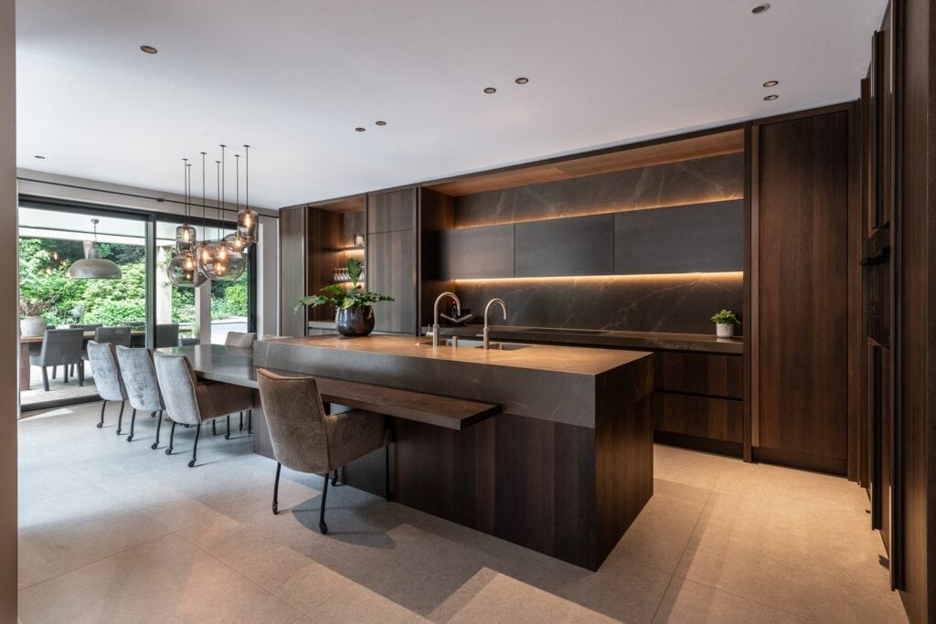 Moderne keuken met houten kasten en eiland, perfect voor stijlvolle woonruimtes.