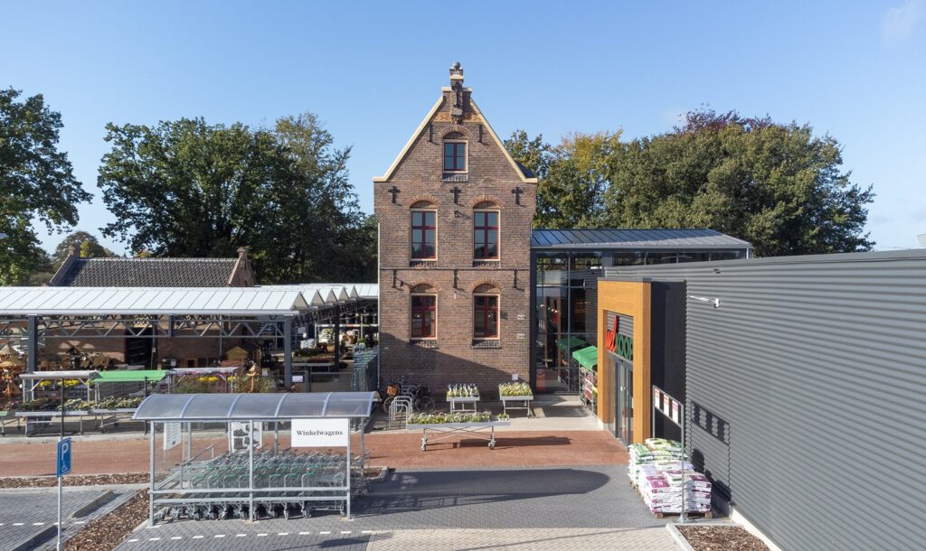 Huis met moderne uitbreiding en tuincentrum, bouwbedrijf JCVANKESSEL BOUW.