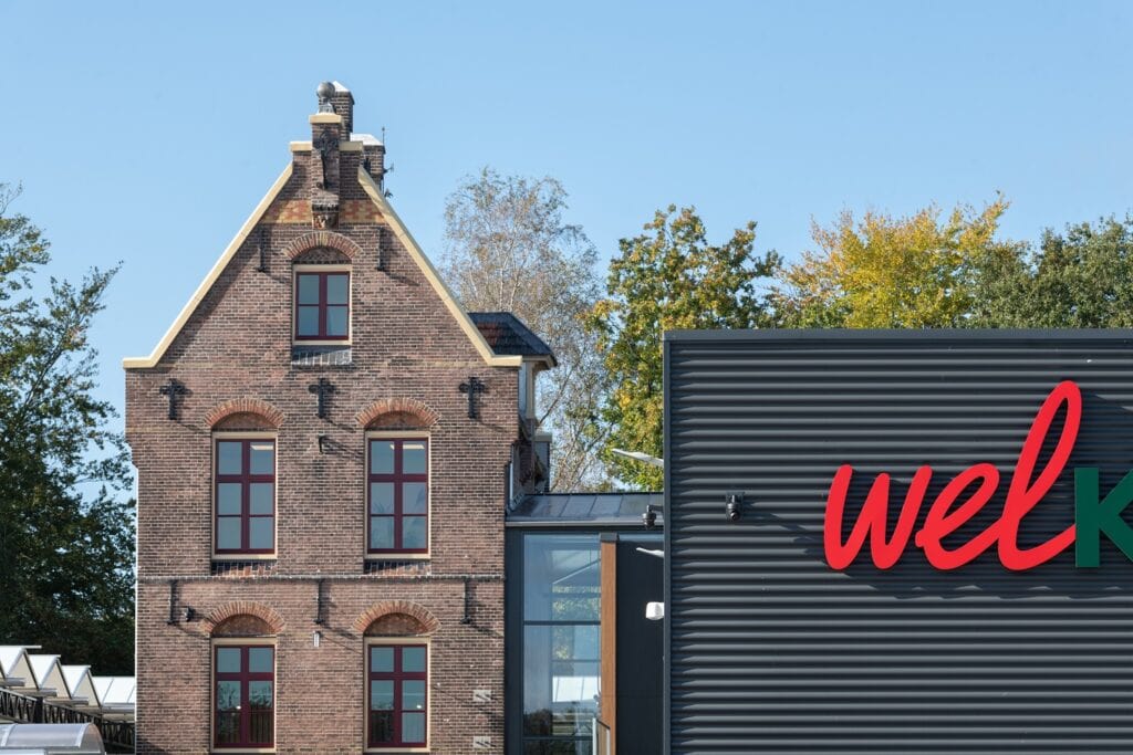 Traditioneel huis met moderne uitbreiding door JCVANKESSEL BOUW.