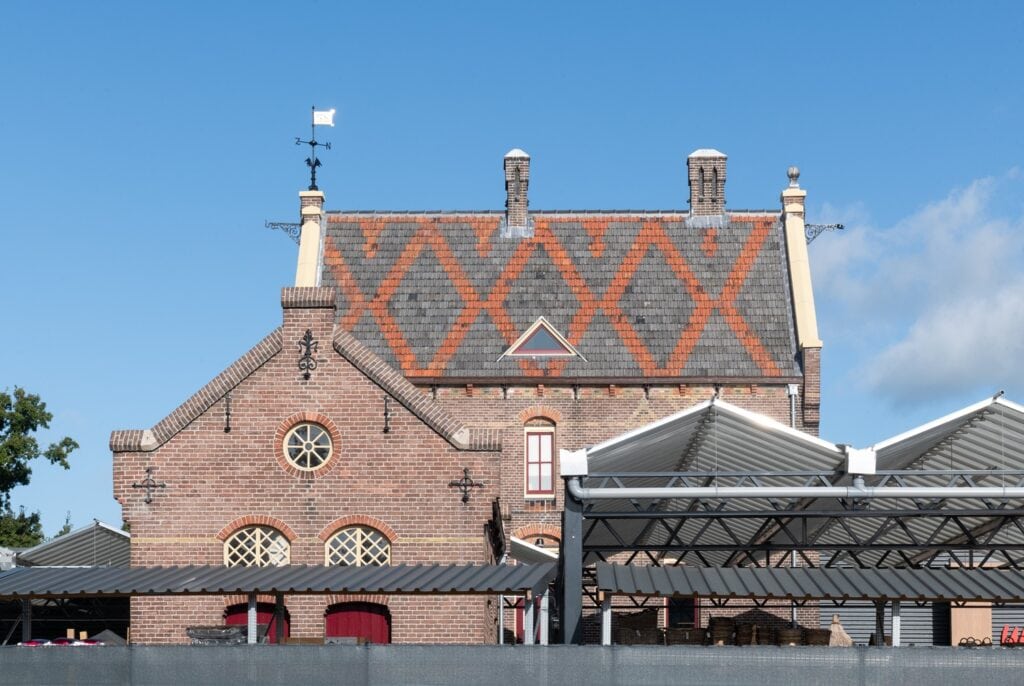 Huis met bakstenen gevel en karakteristiek dak, gebouwd door JCVANKESSEL BOUW.