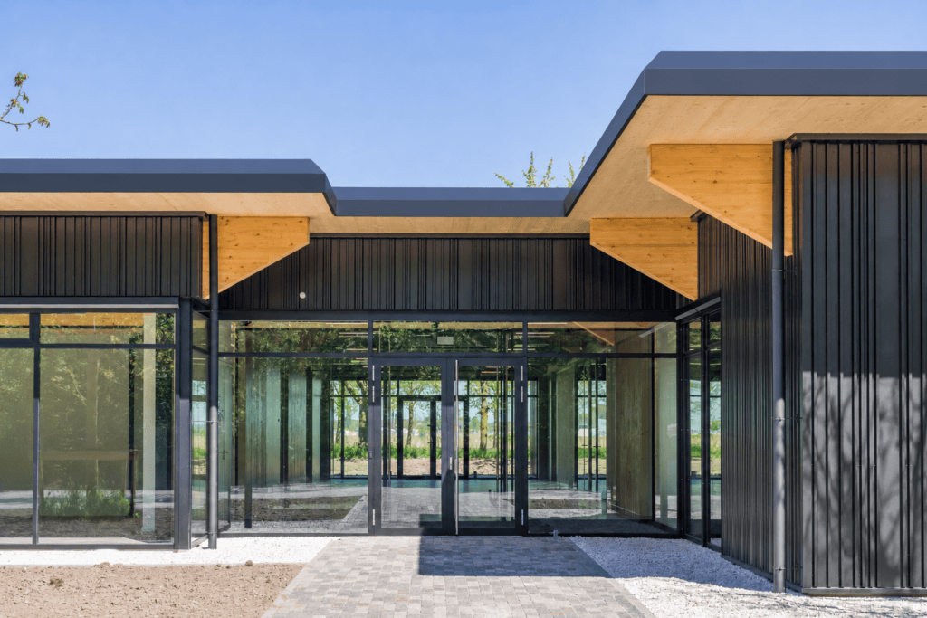 JCVANKESSEL BOUW - Moderne glazen bouw met houtdetails en strakke architectuur.