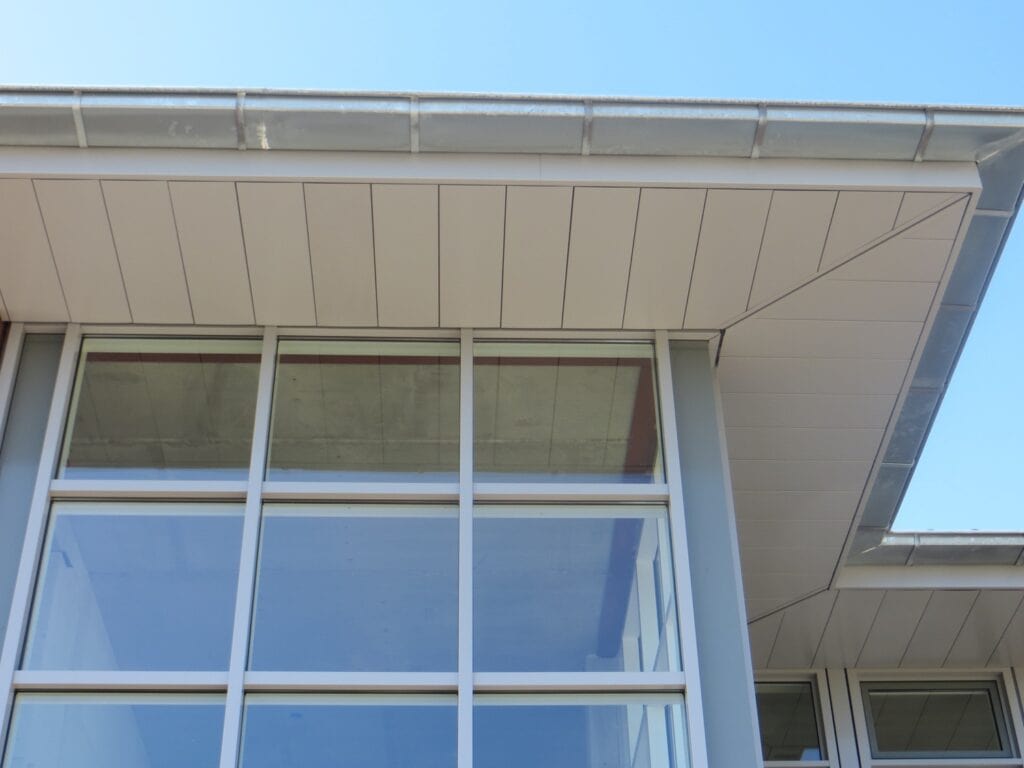 Moderne gevel met grote glazen ramen en strakke afwerking.