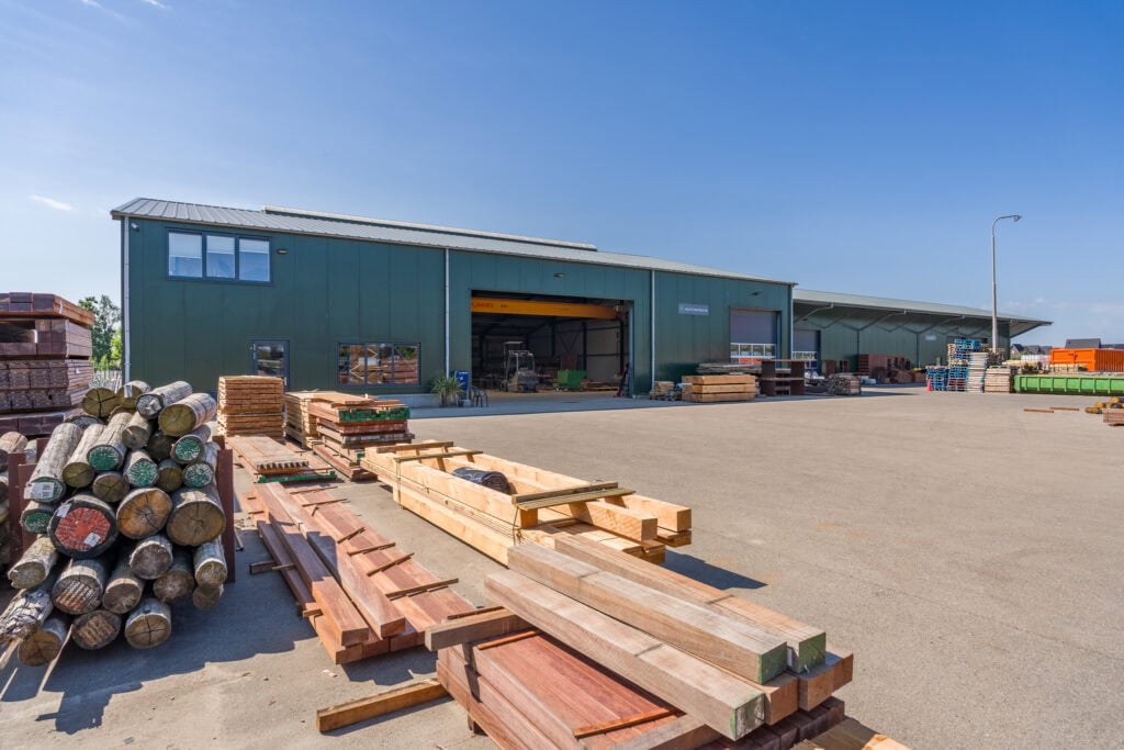 Houten planken en logs voor bouwprojecten bij JCVANKESSEL BOUW.