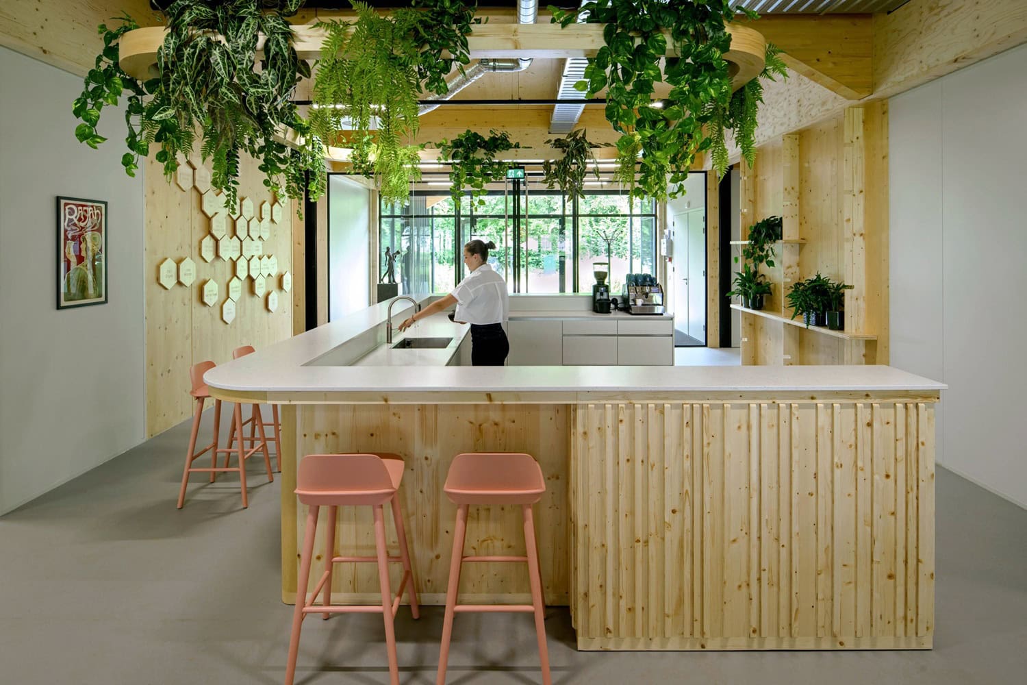 Moderne keuken met groene planten en natuurlijke materialen.