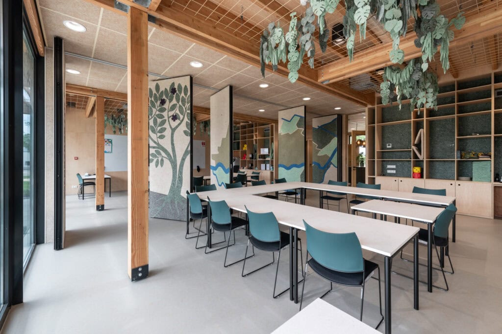 Moderne leeromgeving met houten details en natuurlijke decoratie.
