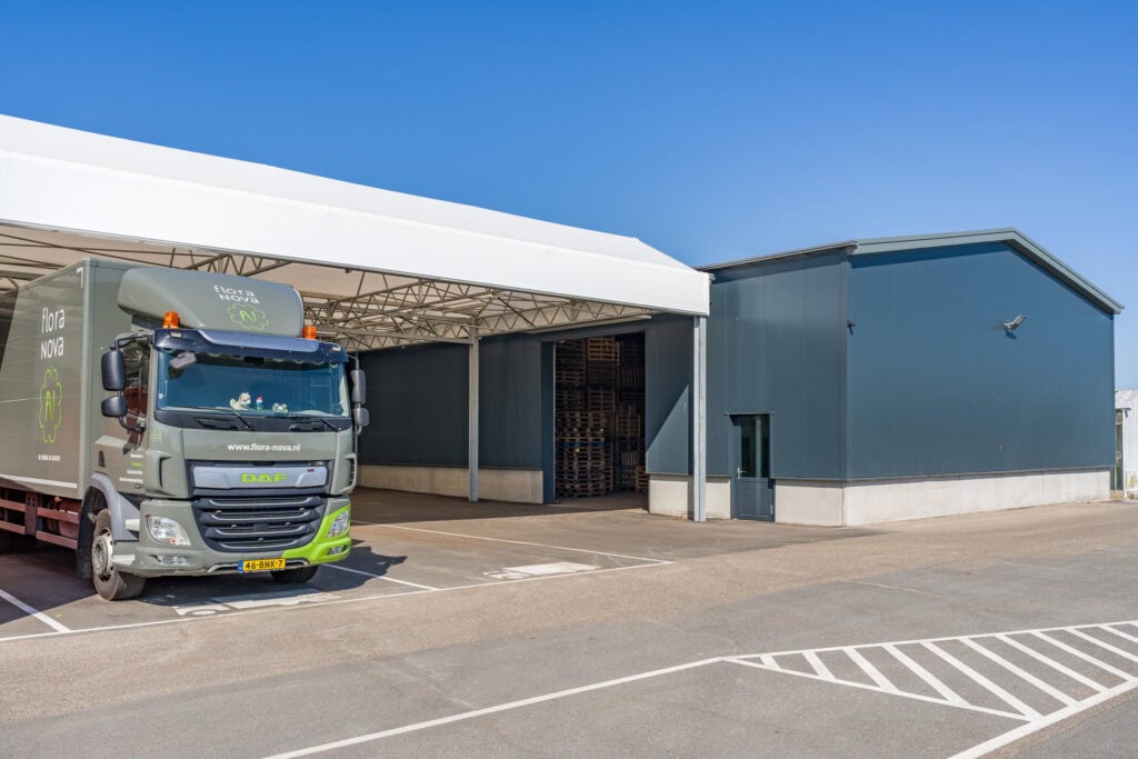 JCVANKESSEL bouwbedrijf vrachtwagen voor opslag en logistiek.