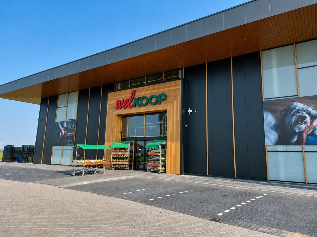 Welkoop Zeewolde winkel met houten gevel en winkelwagenrekken.