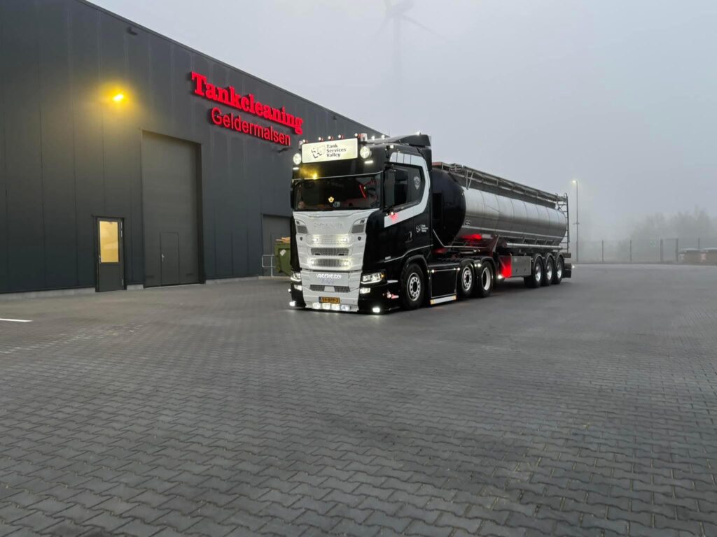 Vrachtwagen voor tankreiniging bij JCVANKESSEL BOUW in Geldermalsen.
