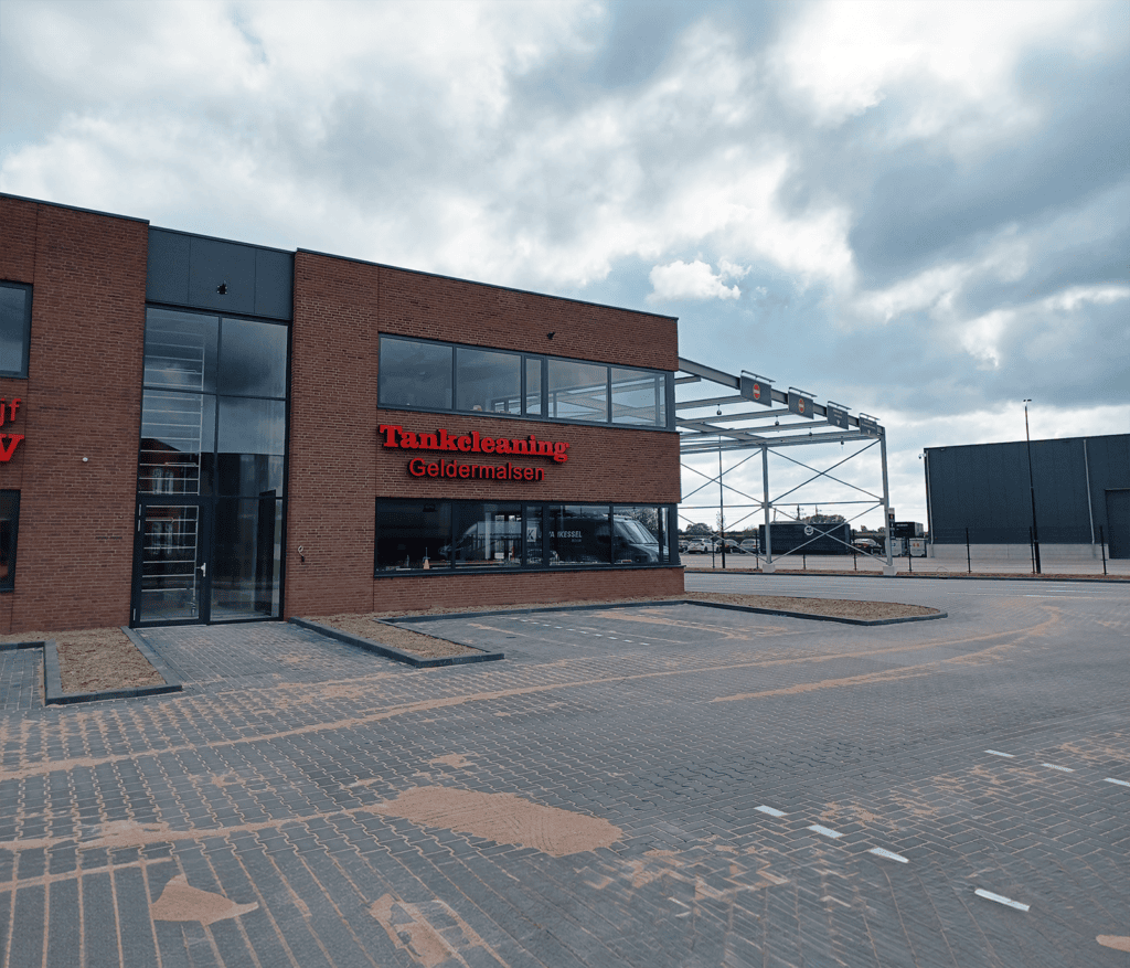 Modern gebouw van JCVANKESSEL BOUW in Geldermalsen voor tankreiniging.