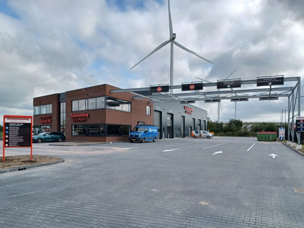 Tankcleaning faciliteit in Geldermalsen met windturbine op de achtergrond.