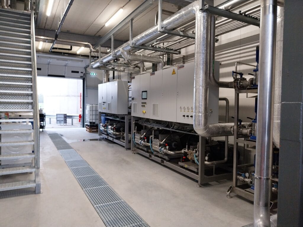 Industriële machine en piping systeem in bedrijf bij JCVANKESSEL BOUW.