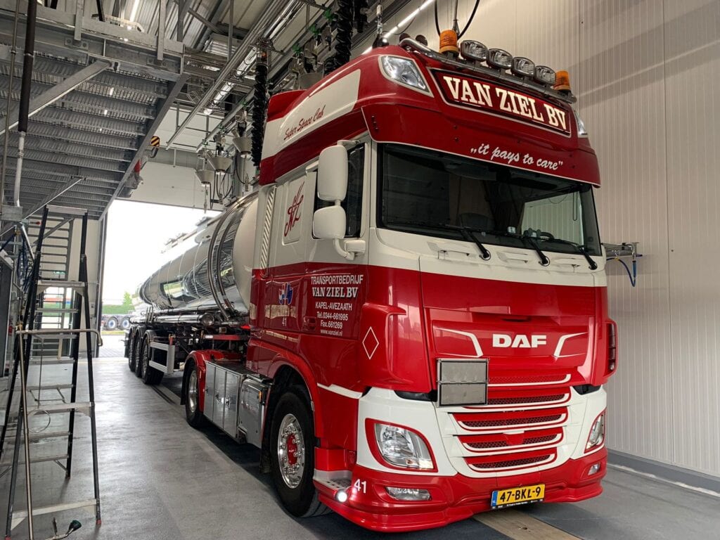 Duitse vrachtwagen met tank voor tankreiniging.