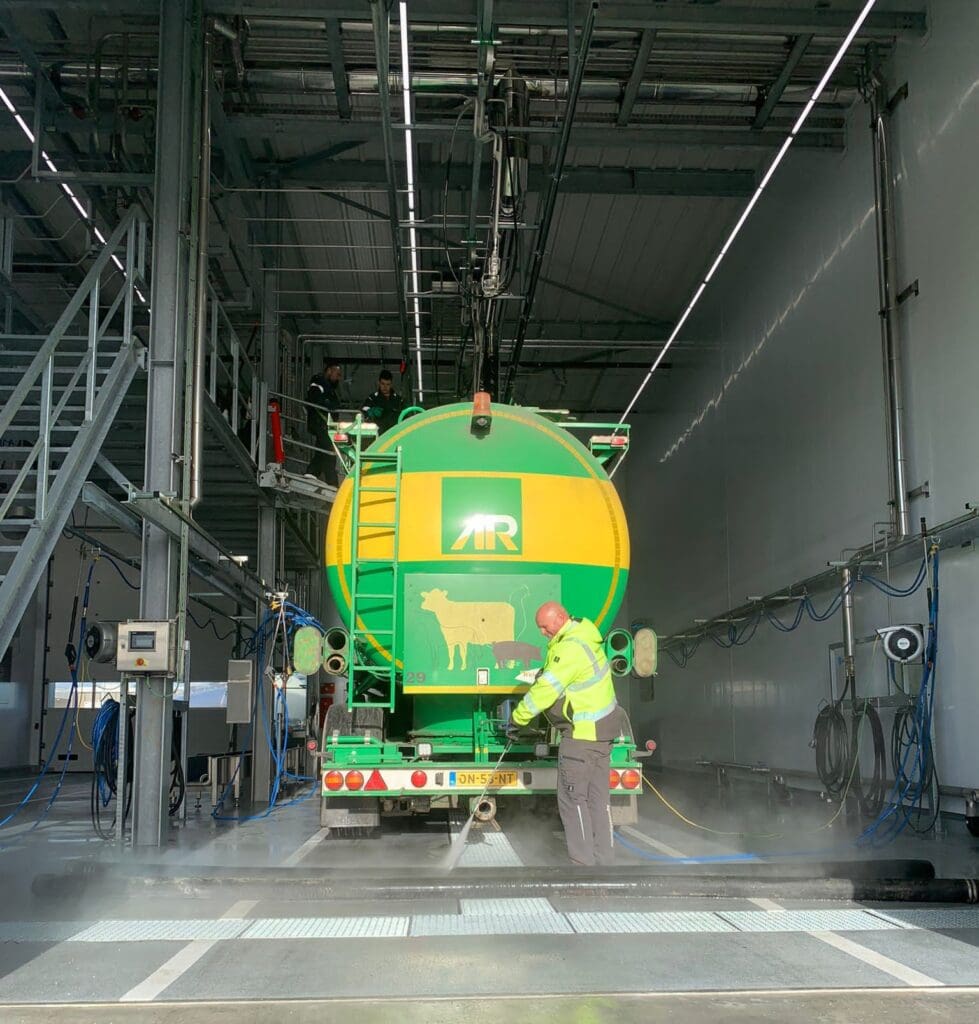 Tankreiniging in Geldermalsen door JCVANKESSEL BOUW met professionele apparatuur.