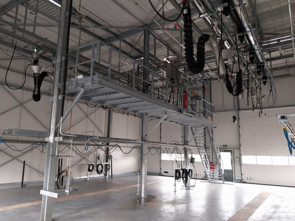 Moderne industriële reinigingsinstallatie in een fabriekshal.