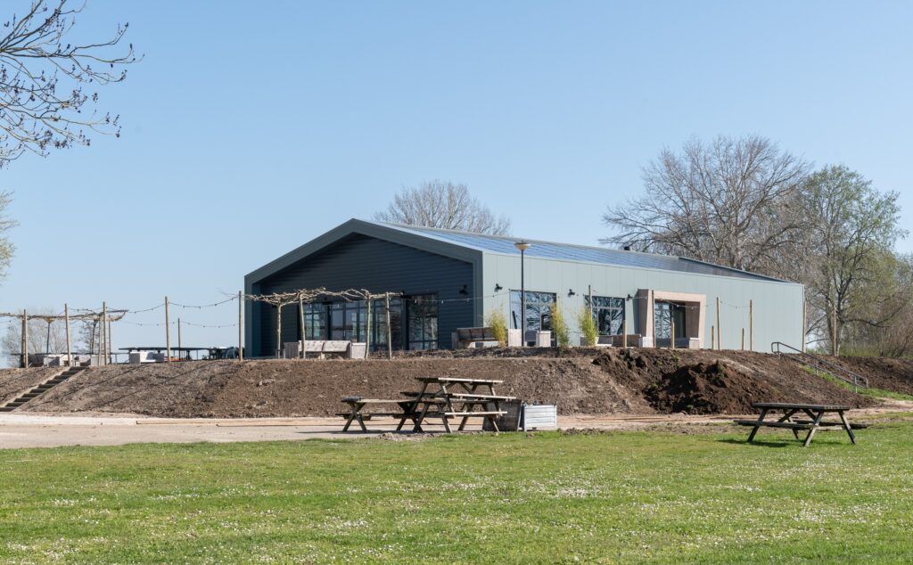 Moderne bouw van JCVANKESSEL BOUW met groene omgeving en terras.