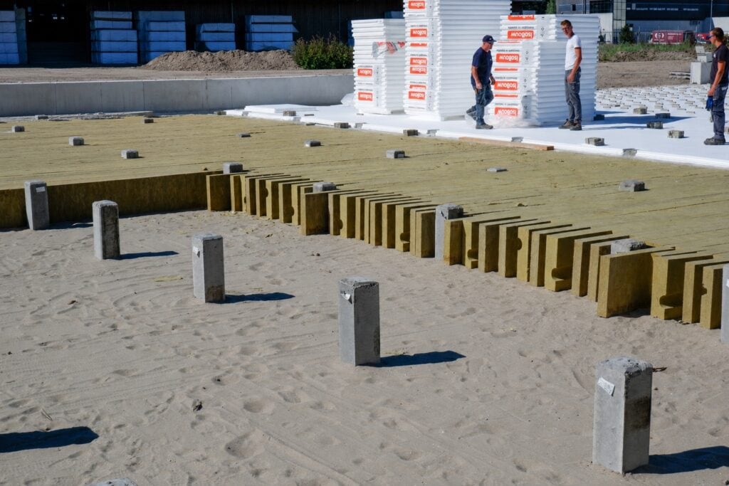 Fundering en isolatieplaten op bouwplaats in Nederland.