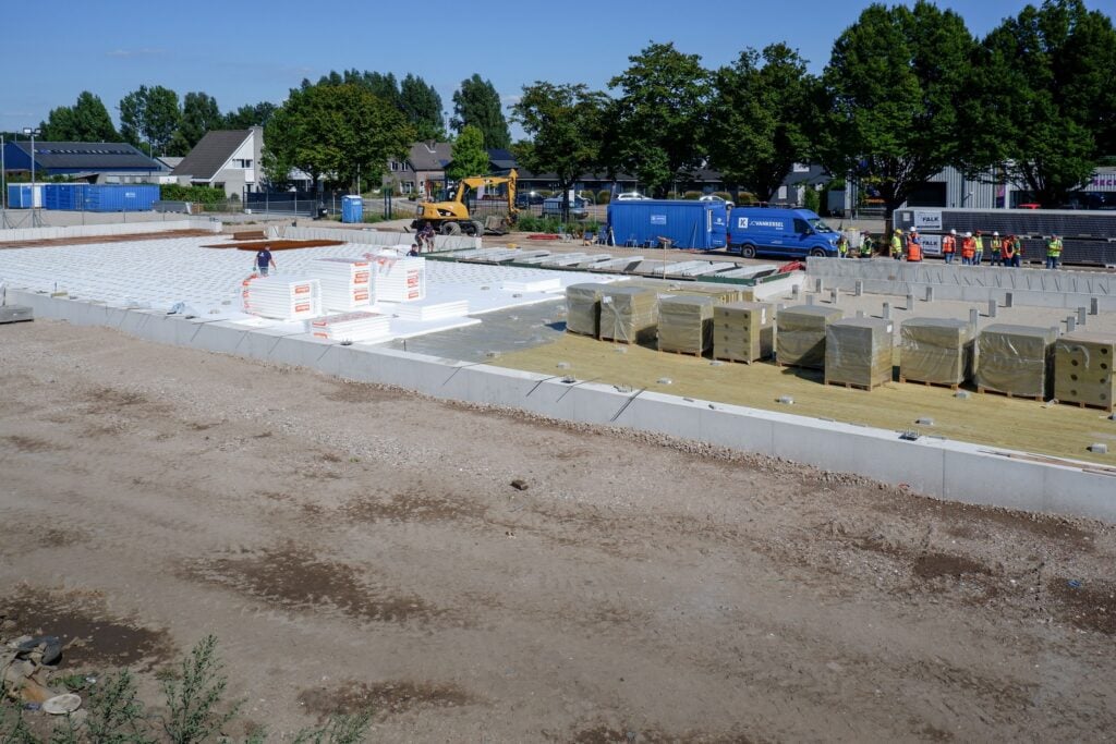 Fundering en bouwplaats met bouwmaterialen en machines.