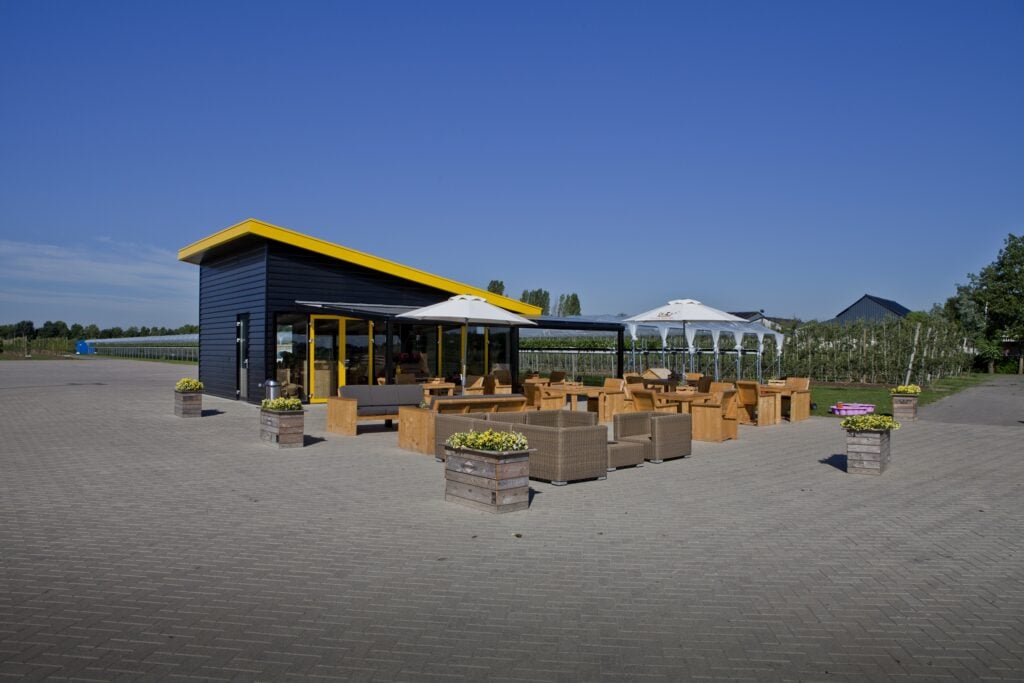 Uitgestrekt terras met comfortabele zitplaatsen en moderne bouwstijl.