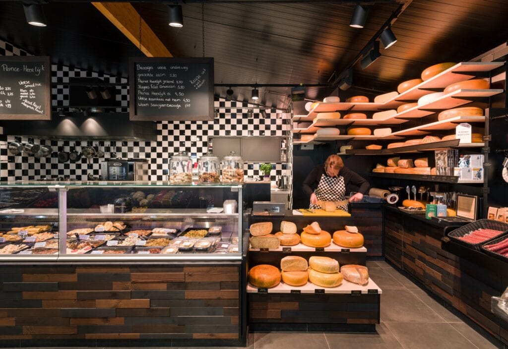 Bakkerij interieur met brood en klanten, modern design en goede verlichting.