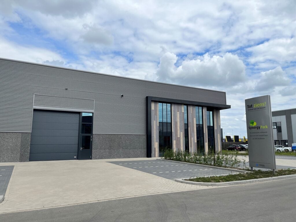 Modern bedrijfsgebouw op SynergyPark bedrijventerrein in Hondsgemet.