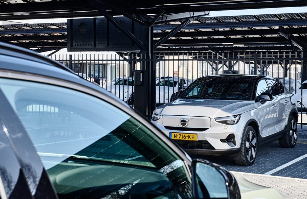 Moderne witte Volvo XC40 geparkeerd onder een carport.