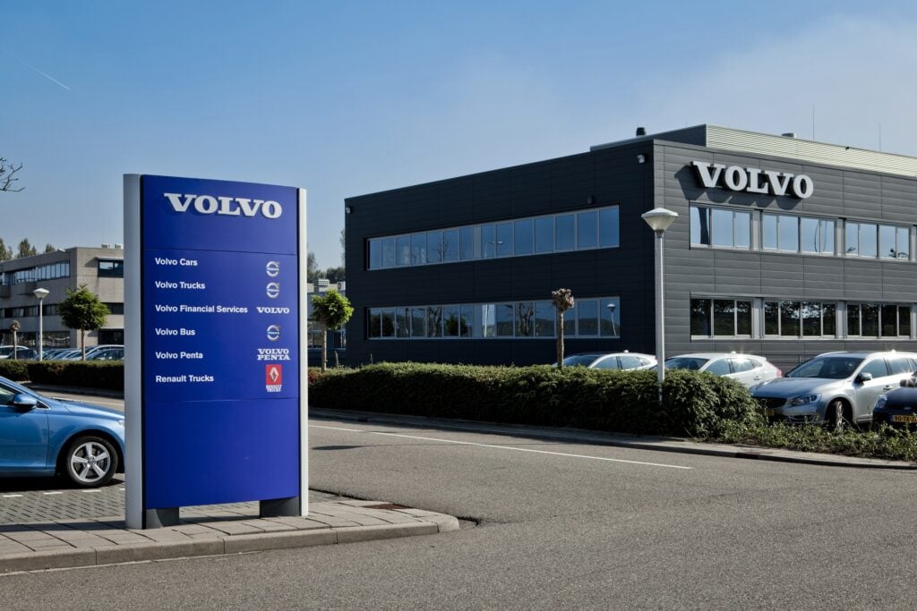 Volvo showroom en parkeerplaats bij JCVANKESSEL BOUW in Nederland.