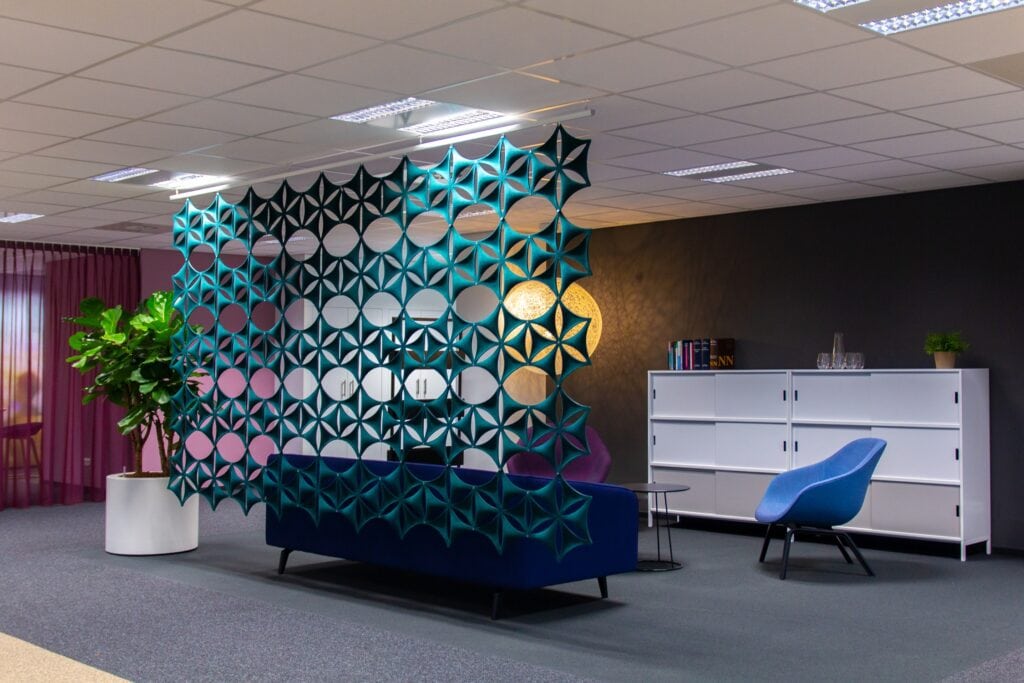 Decoratief wandpaneel in modern kantoor met planten en zitplaatsen.