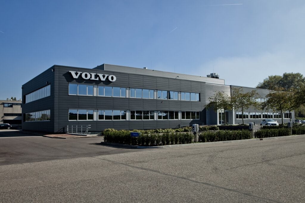 Moderne Volvo showroom in Nederland met grote logo en glazen gevel.
