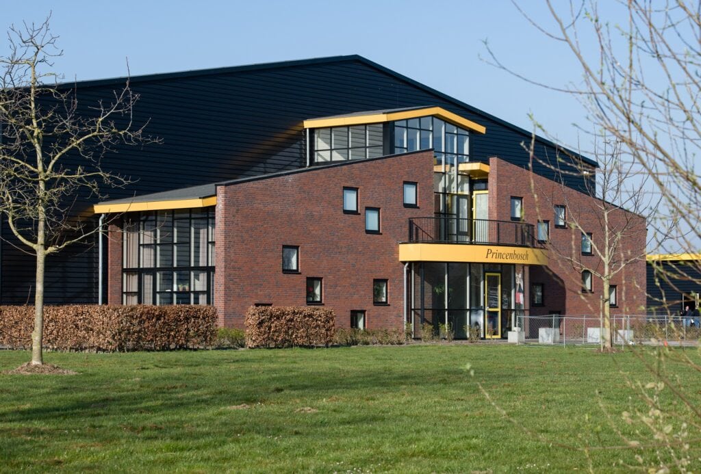 Moderne appartementen met rode bakstenen en grote ramen in Prince Heerlijk.