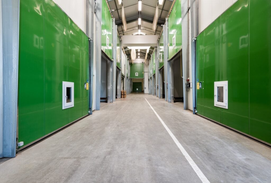 Binnenzicht van groene koel- en vrieskamers bij JCVANKESSEL BOUW.